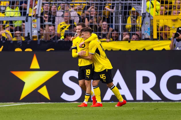 29.08.2026, Fussball, 1 Spieltag der 1. Fussball Bundesliga, Borussia Dortmund - Hamburger SV. v. l. Konstantinos Karetsas (Borussia Dortmund), Giannis Konstantelias (Borussia Dortmund) bejubeln das Tor zum 2:0. Dortmund Signal Iduna Park NRW Deutschland xRHR-FOTO DEx Copyright: DennisxEwert RHR-FOTOx RHR-FOTO DE
