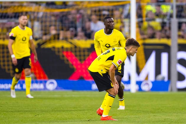 29.08.2026, Fussball, 1 Spieltag der 1. Fussball Bundesliga, Borussia Dortmund - Hamburger SV. Giannis Konstantelias (Borussia Dortmund) sackt vor Schmerzen zusammen. Dortmund Signal Iduna Park NRW Deutschland xRHR-FOTO DEx Copyright: DennisxEwert RHR-FOTOx RHR-FOTO DE