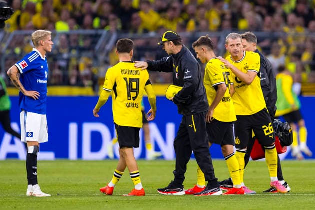 29.08.2026, Fussball, 1 Spieltag der 1. Fussball Bundesliga, Borussia Dortmund - Hamburger SV. Julian Ryerson (Borussia Dortmund) muntert Giannis Konstantelias (Borussia Dortmund) auf. Dortmund Signal Iduna Park NRW Deutschland xRHR-FOTO DEx Copyright: DennisxEwert RHR-FOTOx RHR-FOTO DE