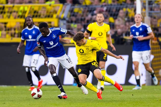 29.08.2026, Fussball, 1 Spieltag der 1. Fussball Bundesliga, Borussia Dortmund - Hamburger SV. v. l. Bakery Jatta (Hamburger SV), Giannis Konstantelias (Borussia Dortmund) verletzt sich im Zweikampf. Dortmund Signal Iduna Park NRW Deutschland xRHR-FOTO DEx Copyright: DennisxEwert RHR-FOTOx RHR-FOTO DE