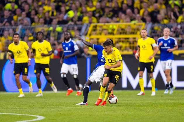 29.08.2026, Fussball, 1 Spieltag der 1. Fussball Bundesliga, Borussia Dortmund - Hamburger SV. Giannis Konstantelias (Borussia Dortmund) verletzt sich Zweikampf mit Bakery Jatta (Hamburger SV). Dortmund Signal Iduna Park NRW Deutschland xRHR-FOTO DEx Copyright: DennisxEwert RHR-FOTOx RHR-FOTO DE