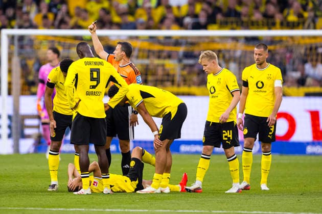 29.08.2026, Fussball, 1 Spieltag der 1. Fussball Bundesliga, Borussia Dortmund - Hamburger SV. Die Spieler des BVB stehen um den verletzten Giannis Konstantelias (Borussia Dortmund). Dortmund Signal Iduna Park NRW Deutschland xRHR-FOTO DEx Copyright: DennisxEwert RHR-FOTOx RHR-FOTO DE