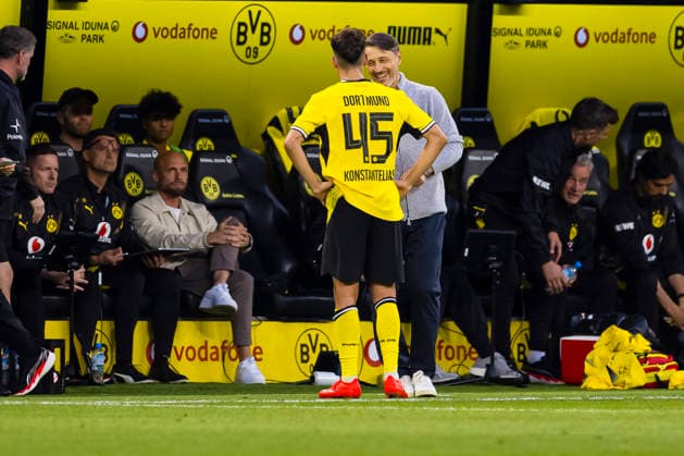 29.08.2026, Fussball, 1 Spieltag der 1. Fussball Bundesliga, Borussia Dortmund - Hamburger SV. v. l. Giannis Konstantelias (Borussia Dortmund), Trainer Niko Kovac (Borussia Dortmund) lachen. Dortmund Signal Iduna Park NRW Deutschland xRHR-FOTO DEx Copyright: DennisxEwert RHR-FOTOx RHR-FOTO DE
