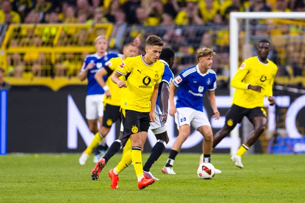 29.08.2026, Fussball, 1 Spieltag der 1. Fussball Bundesliga, Borussia Dortmund - Hamburger SV. Giannis Konstantelias (Borussia Dortmund) spielt dann Ball weg und sackt dann zusammen. Dortmund Signal Iduna Park NRW Deutschland xRHR-FOTO DEx Copyright: DennisxEwert RHR-FOTOx RHR-FOTO DE