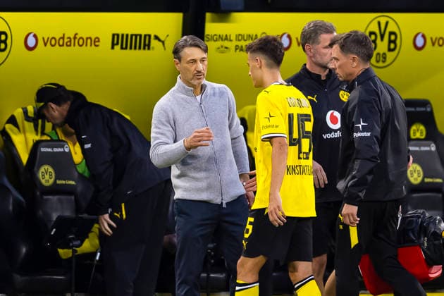 29.08.2026, Fussball, 1 Spieltag der 1. Fussball Bundesliga, Borussia Dortmund - Hamburger SV. v. l. Trainer Niko Kovac (Borussia Dortmund) erkundigt sich nach dem verletzten Giannis Konstantelias (Borussia Dortmund). Dortmund Signal Iduna Park NRW Deutschland xRHR-FOTO DEx Copyright: DennisxEwert RHR-FOTOx RHR-FOTO DE