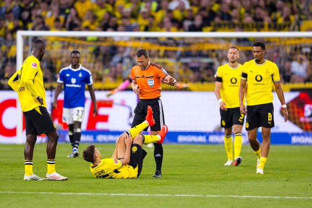 29.08.2026, Fussball, 1 Spieltag der 1. Fussball Bundesliga, Borussia Dortmund - Hamburger SV. Schiedsrichter Felix Zwayer (GER) geht zu dem verletzten Giannis Konstantelias (Borussia Dortmund). Dortmund Signal Iduna Park NRW Deutschland xRHR-FOTO DEx Copyright: DennisxEwert RHR-FOTOx RHR-FOTO DE