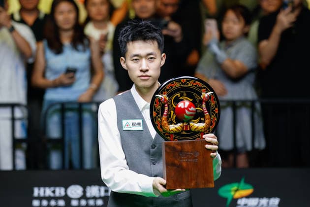 (260830) -- WUHAN, Aug. 30, 2026 -- Chang Bingyu poses for photos during the awarding ceremony after the final match between Zhao Xintong of China and Chang Bingyu of China at Wuhan Open 2026 snooker tournament in Wuhan, central China s Hubei Province, Aug. 29, 2026. ) (SP)CHINA-SNOOKER-WUHAN OPEN (CN) WuxZhizun 