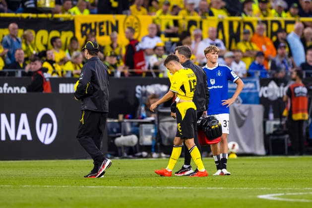 29.08.2026, Fussball, 1 Spieltag der 1. Fussball Bundesliga, Borussia Dortmund - Hamburger SV. Giannis Konstantelias (Borussia Dortmund) muss verletzt ausgewechselt werden. Dortmund Signal Iduna Park NRW Deutschland xRHR-FOTO DEx Copyright: DennisxEwert RHR-FOTOx RHR-FOTO DE