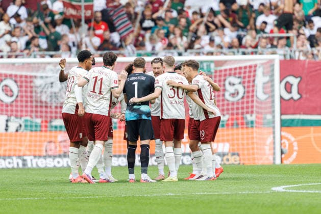 Team (FC Augsburg), Spielerkreis beim Spiel zwischen FC Augsburg v FC Schalke 04, Fussball, Herren, Bundesliga, 2026 2027, 1.Spieltag am 30.08.2026 in Augsburg, WWK ARENA. DFL and DFB regulations prohibit any use of photographs as image sequences and or quasi-video. Bayern Deutschland