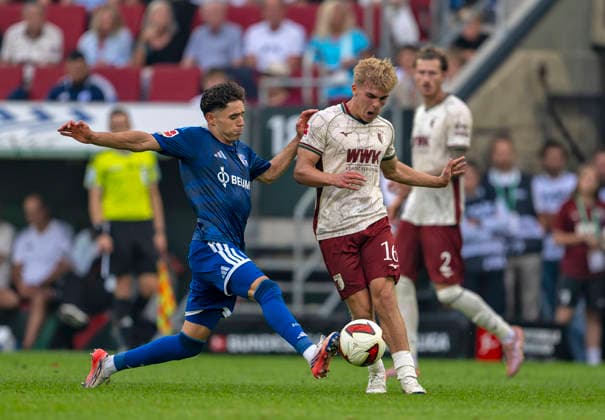 30.08.2026, Fussball Bundesliga 2026 2027, 1.Spieltag, FC Augsburg - FC Schalke 04, in der WWK-Arena Augsburg, v.li: Soufiane El-Faouzi (FC Schalke 04) gegen Hennes Behrens (FC Augsburg)