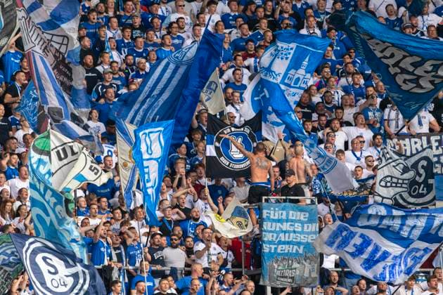 30.08.2026, Fussball Bundesliga 2026 2027, 1.Spieltag, FC Augsburg - FC Schalke 04, in der WWK-Arena Augsburg, Fankurve Schalke