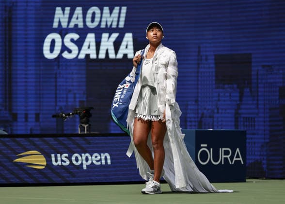 Naomi Osaka betritt den Platz in einem weissen Kleid US Open Championships, Billie Jean King National Tennis Center, Flushing Meadows, New York, USA . Copyright: xJuergenxHasenkopfx