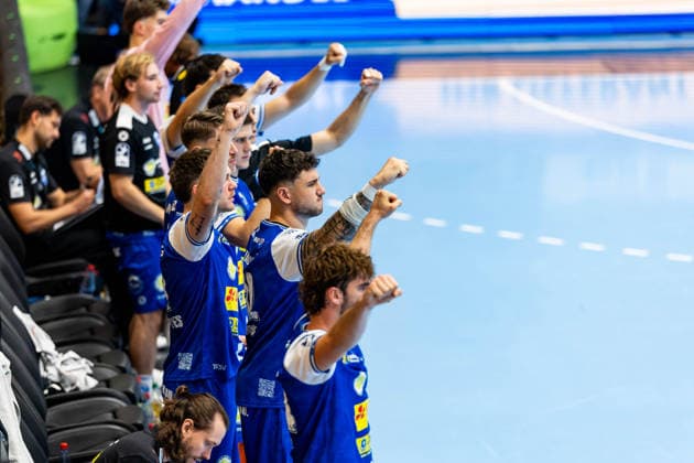 03.09.2026, GER, Handball, Maenner, Saison 26 27, Opel 1.Bl, 2.Spieltag, ThSV Eisenach - HBW Balingen-Weilstetten Justin Kurch (ThSV Eisenach,52) jubelt gemeinsam mit der Mannschaft auf der Auswechselbank 99817 Eisenach Werner-Assmann-Halle Am Sportp Thueringen Deutschland