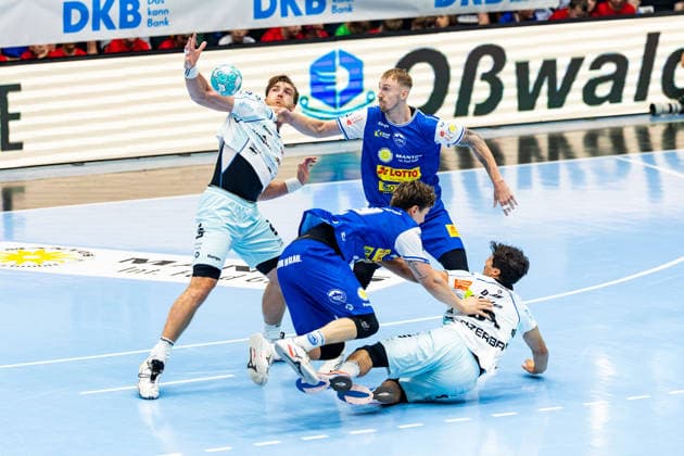 03.09.2026, GER, Handball, Maenner, Saison 26 27, Opel 1.Bl, 2.Spieltag, ThSV Eisenach - HBW Balingen-Weilstetten Stefan Bauer (HBW Balingen-Weilstetten), Tillman Leu (ThSV Eisenach,99), Dominik Solak (ThSV Eisenach,30), Yonatan Dayan (HBW Balingen-Weilstetten) 99817 Eisenach Werner-Assmann-Halle Am Sportp Thueringen Deutschland
