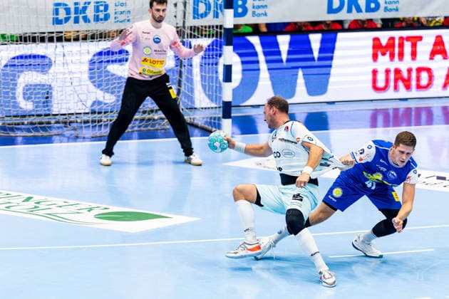 03.09.2026, GER, Handball, Maenner, Saison 26 27, Opel 1.Bl, 2.Spieltag, ThSV Eisenach - HBW Balingen-Weilstetten Vukasin Antonijevic (ThSV Eisenach, 41), Tobias Heinzelmann (HBW Balingen-Weilstetten) 99817 Eisenach Werner-Assmann-Halle Am Sportp Thueringen Deutschland