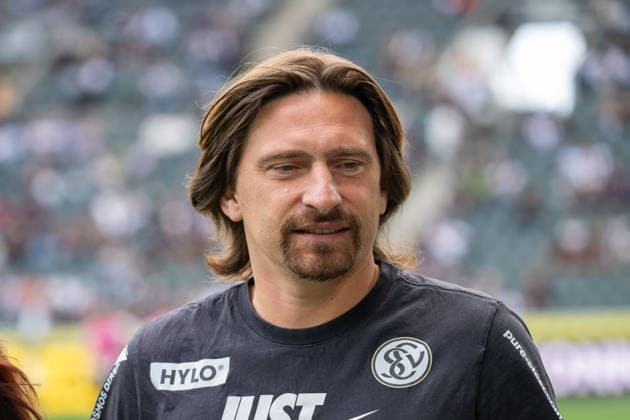 Vincent Wagner (SV Elversberg, Trainer) auf dem Weg zum Interview. Borussia Moenchengladbach vs. SV Elversberg, Fussball, 1. Bundesliga, 02. Spieltag, Saison 2026 2027, 05.09.2026 DFL DFB Regulations prohibit any use of Photographs as image sequences and or Quasivideo Borussia Moenchengladbach vs. SV Elversberg, Fussball, 1. Bundesliga, 02. Spieltag, Saison 2026 2027, 05.09.2026 Moenchengladbach Copyright: xEibner-Pressefoto ThomasxHaeslerx EP_THR