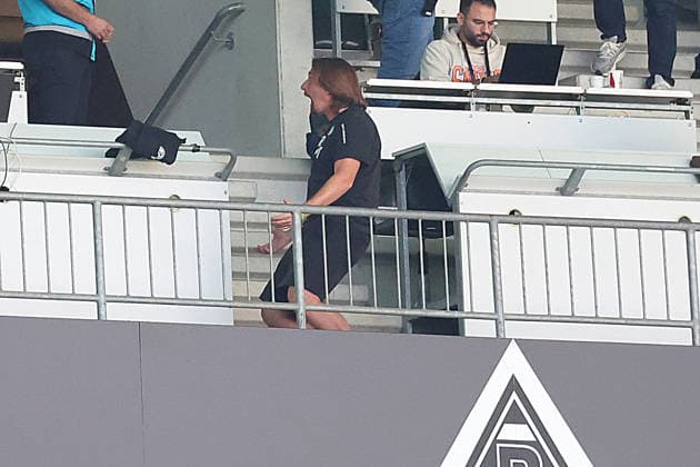 05.09.2026, xrekx, Fussball 1.Bundesliga, Borussia Moenchengladbach - SV Elversberg v.l. Spielende Vincent Wagner Trainer (SV 07 Elversberg) auf der Pressetribüne, Pressetribuene Mannschaft, Spieler, jubeln nach Spielende, Team, Player, celebrate at the end of the match (DFL DFB REGULATIONS PROHIBIT ANY USE OF PHOTOGRAPHS as IMAGE SEQUENCES and or QUASI-VIDEO) Moenchengladbach