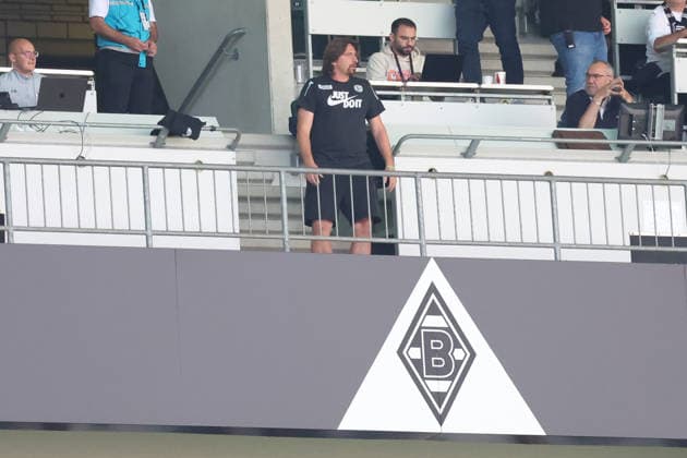 05.09.2026, xrekx, Fussball 1.Bundesliga, Borussia Moenchengladbach - SV Elversberg v.l. . Spielende Vincent Wagner Trainer (SV 07 Elversberg) auf der Pressetribüne, Pressetribuene Mannschaft, Spieler, jubeln nach Spielende, Team, Player, celebrate at the end of the match (DFL DFB REGULATIONS PROHIBIT ANY USE OF PHOTOGRAPHS as IMAGE SEQUENCES and or QUASI-VIDEO) Moenchengladbach