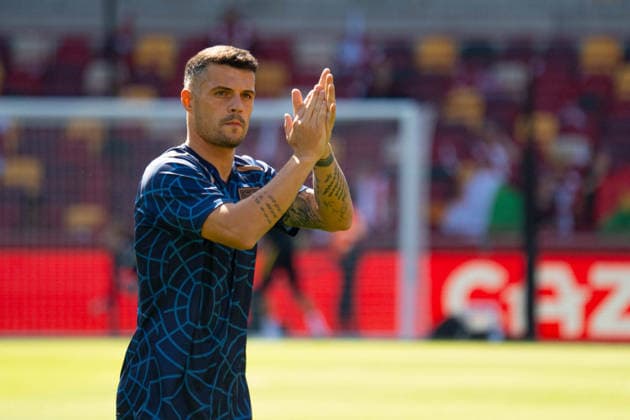Granit Xhaka clapping the away fans in the warm-ups before the Premier League match between Brentford and Sunderland at the Gtech Community Stadium in London UK (Elliot Legg Sports Press Photo) Copyright: x(ElliotxLegg SportsxPressxPhoto)x Sportspressphoto_SPR223661