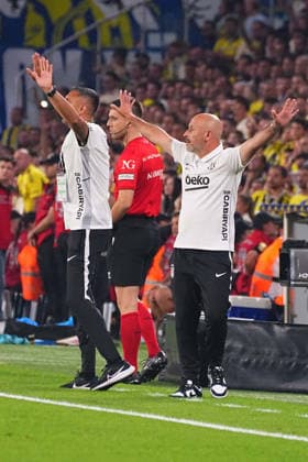 ISTANBUL, TURKEY - SEPTEMBER 05: Coach Vincenzo Italiano of Besiktas JK reacts during the Turkish Super League 2026 27 derby match between Fenerbahce and Besiktas at Chobani Stadium, september 05 , 2026 in Istanbul, Turkey. Istanbul Kadikoy Turkey Copyright: xSeskimphotox Fener-Besiktas-050926 (313)