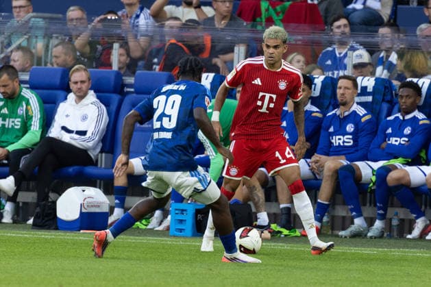 Gelsenkirchen, Germany, 05.09.26, Junior Dina Ebimbe (FC Schalke 04 und Luis Diaz (FC Bayern Muenchen) im Zweikampf waehrend des Spiels der 1. Bundesliga zwischen FC Schalke 04 - FC Bayern Muenchen in der Veltins Arena in Gelsenkirchen. (Photo by Joachim Bywaletz) DFB DFL REGULATIONS PROHIBIT ANY USE OF PHOTOGRAPHS AS IMAGE SEQUENCES AND OR QUASI-VIDEO. Copyright: JoachimxBywaletz xJB-Sportfoto