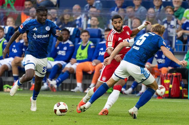 Gelsenkirchen, Germany, 05.09.26, Junior Dina Ebimbe (FC Schalke 04, Ismael Saibari (FC Bayern Muenchen) und Timo Becker (FC Schalke 04) im Zweikampf waehrend des Spiels der 1. Bundesliga zwischen FC Schalke 04 - FC Bayern Muenchen in der Veltins Arena in Gelsenkirchen. (Photo by Joachim Bywaletz) DFB DFL REGULATIONS PROHIBIT ANY USE OF PHOTOGRAPHS AS IMAGE SEQUENCES AND OR QUASI-VIDEO. Copyright: JoachimxBywaletz xJB-Sportfoto