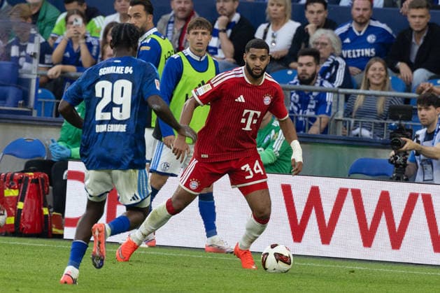 Gelsenkirchen, Germany, 05.09.26, Junior Dina Ebimbe (FC Schalke 04 und Ismael Saibari (FC Bayern Muenchen) im Zweikampf waehrend des Spiels der 1. Bundesliga zwischen FC Schalke 04 - FC Bayern Muenchen in der Veltins Arena in Gelsenkirchen. (Photo by Joachim Bywaletz) DFB DFL REGULATIONS PROHIBIT ANY USE OF PHOTOGRAPHS AS IMAGE SEQUENCES AND OR QUASI-VIDEO. Copyright: JoachimxBywaletz xJB-Sportfoto