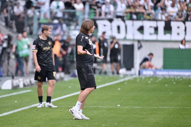 Trainer Vincent Wagner (SV Elversberg) steht auf dem Spielfeld und reklamiert nach dem 2:1 05.09.2026, Fussball 1. Bundesliga, Saison 2026 2027, 2. Spieltag, Borussia Mönchengladbach - SV Elversberg 3:4 DFL regulations prohibit any use of photographs as image sequences and or quasi-video Moenchengladbach Ista-Borussia-Park Nordrhein Westfalen Deutschland