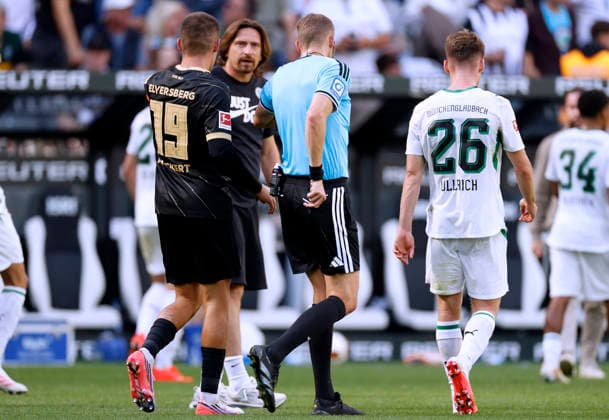 WAGNER Vincent Trainer Team SV Elversberg mit Schiedsrichter PETERSEN Martin Platzverweis DFL Fussball Bundesliga Saison 2026 - 2027 BL Spiel Borussia Moenchengladbach - SV Elversberg Moenchengladbach am 05. 09. 2026 DFL REGULATIONS PROHIBIT ANY USE OF PHOTOGRAPHS as IMAGE SEQUENCES and or QUASI-VIDEO Copyright: xLacixPerenyix