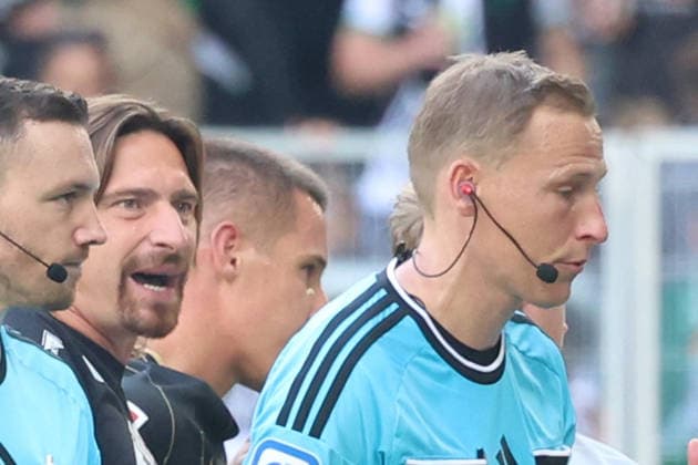 05.09.2026, xrekx, Fussball 1.Bundesliga, Borussia Moenchengladbach - SV Elversberg v.l. Schiedsrichter Referee Martin Petersen Vincent Wagner Trainer (SV 07 Elversberg) Rote Karte erhalten, Received a red card (DFL DFB REGULATIONS PROHIBIT ANY USE OF PHOTOGRAPHS as IMAGE SEQUENCES and or QUASI-VIDEO) Moenchengladbach