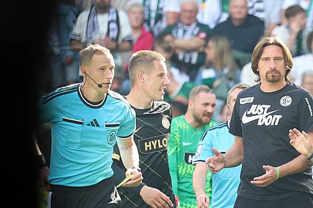 05.09.2026, xrekx, Fussball 1.Bundesliga, Borussia Moenchengladbach - SV Elversberg v.l. Schiedsrichter Referee Martin Petersen Vincent Wagner Trainer (SV 07 Elversberg) Rote Karte erhalten, Received a red card (DFL DFB REGULATIONS PROHIBIT ANY USE OF PHOTOGRAPHS as IMAGE SEQUENCES and or QUASI-VIDEO) Moenchengladbach