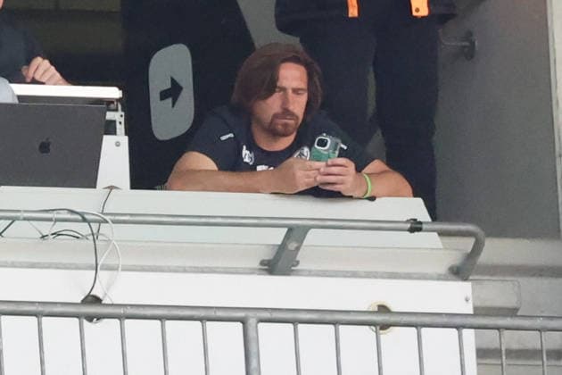 05.09.2026, xrekx, Fussball 1.Bundesliga, Borussia Moenchengladbach - SV Elversberg v.l. Vincent Wagner Trainer (SV 07 Elversberg) auf der Pressetribüne, Pressetribuene mit dem Handy (DFL DFB REGULATIONS PROHIBIT ANY USE OF PHOTOGRAPHS as IMAGE SEQUENCES and or QUASI-VIDEO) Moenchengladbach