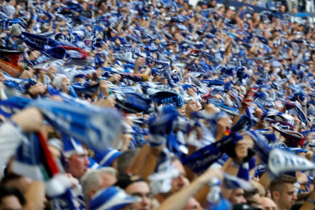 Gelsenkirchen , Deutschland, 1. Fussball Bundesliga Saison 2026 27 2. Spieltag FC Schalke 04 - FC Bayern München 0-0 am 05. 09. 2026 in der Veltins -Arena auf Schalke Fans des FC Schalke 04 beim rhythmischen Schwingen und rotieren iher Fanschals, der sogenannten Schalparade.