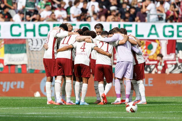 Team (FC Augsburg), Spielerkreis beim Spiel zwischen FC Augsburg v Bayer 04 Leverkusen, Fussball, Herren, Bundesliga, 2026 2027, 3.Spieltag am 12.09.2026 in Augsburg, WWK ARENA. DFL and DFB regulations prohibit any use of photographs as image sequences and or quasi-video. Bayern Deutschland