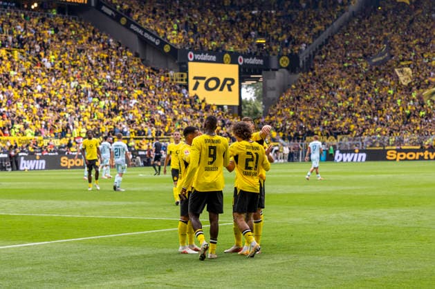 12.09.2026, Fussball, 3. Spieltag der 1. Fussball Bundesliga, Borussia Dortmund - SC Paderborn. Die Spieler des BVB bejubeln das Tor zum vermeintlichen 2:0. Dortmund Signal Iduna Park NRW Deutschland xRHR-FOTO DEx Copyright: DennisxEwert RHR-FOTOx RHR-FOTO DE