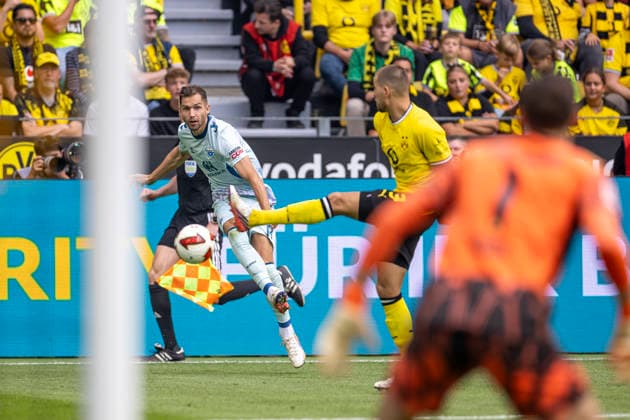 12.09.2026, Fussball, 3. Spieltag der 1. Fussball Bundesliga, Borussia Dortmund - SC Paderborn. v. l. Marvin Pieringer (SC Paderborn 07), Waldemar Anton (Borussia Dortmund). Dortmund Signal Iduna Park NRW Deutschland xRHR-FOTO DEx Copyright: DennisxEwert RHR-FOTOx RHR-FOTO DE