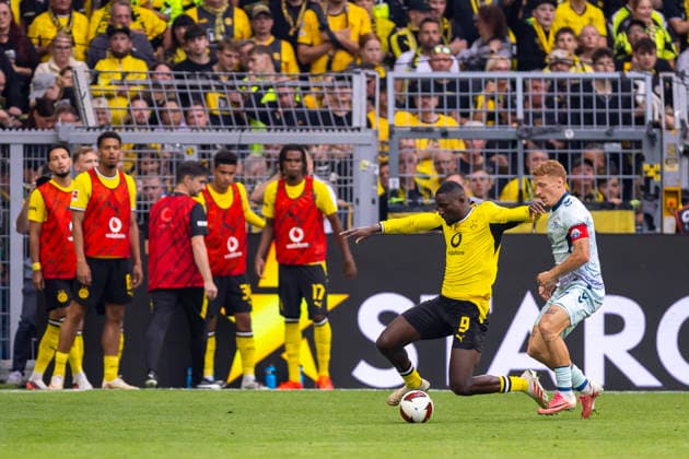 12.09.2026, Fussball, 3. Spieltag der 1. Fussball Bundesliga, Borussia Dortmund - SC Paderborn. v. l. Serhou Guirassy (Borussia Dortmund), Laurin Curda (SC Paderborn 07). Dortmund Signal Iduna Park NRW Deutschland xRHR-FOTO DEx Copyright: DennisxEwert RHR-FOTOx RHR-FOTO DE