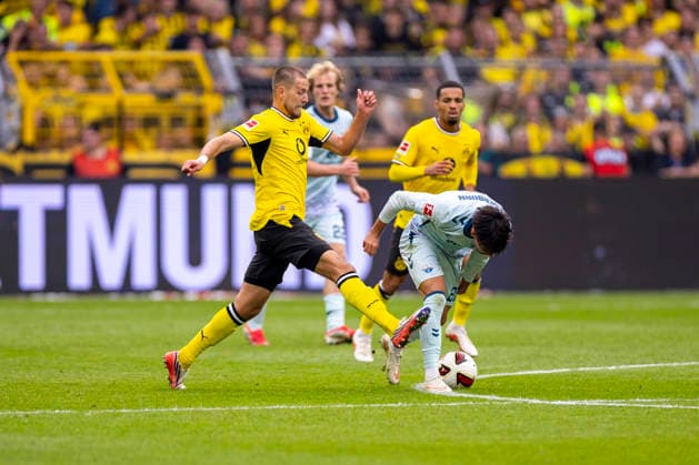 12.09.2026, Fussball, 3. Spieltag der 1. Fussball Bundesliga, Borussia Dortmund - SC Paderborn. v. l. Waldemar Anton (Borussia Dortmund), Laurin Ulrich (SC Paderborn 07). Dortmund Signal Iduna Park NRW Deutschland xRHR-FOTO DEx Copyright: DennisxEwert RHR-FOTOx RHR-FOTO DE