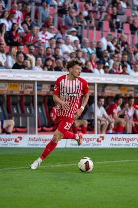12.09.2026, xjyhynx, Fussball 1.Bundesliga, SC Freiburg - Borussia Mönchengladbach v.l., Philipp Treu (29, SC Freiburg) im Dribbling (DFL DFB REGULATIONS PROHIBIT ANY USE OF PHOTOGRAPHS as IMAGE SEQUENCES and or QUASI-VIDEO) Freiburg