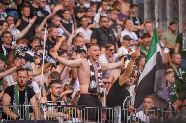 Deutschland: Fussball Bundesliga 2026 - 2027, 3. Spieltag - SC Freiburg vs Borussia Mönchengladbach - Europa-Park-Stadion (Freiburg): Wütende und enttäuschte Fans von Borussia Mönchengladbach im Gästeblock, ein Anhänger schreit emotional in Richtung Spielfeld. Frust, Ärger, Wut, Enttäuschung, Niederlage, Fehlstart, Krise, Borussia Mönchengladbach, Gladbach, Fans, Ultras, Gästefans, Auswärtsfans, Fankurve, Tribüne, Zuschauer, Emotionen, Fußball, Bundesliga. Copyright: xJOERANxSTEINSIEKx