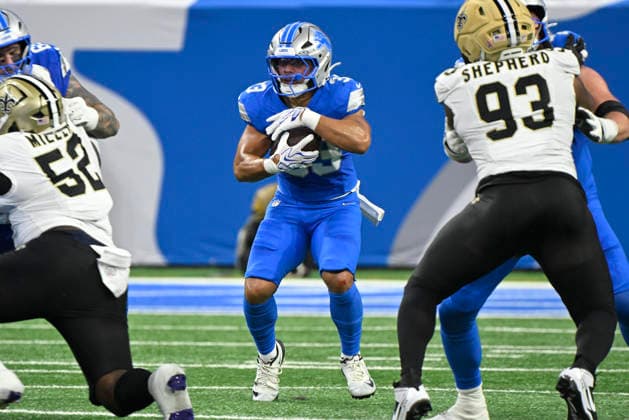 Sep 13, 2026; Detroit, MI, USA; Detroit Lions running back Sione Vaki (33) takes a handoff at Ford Field. Mandatory Credit: -Cal Media Detroit USA - ZUMAc04_ 20260913_zma_c04_145 Copyright: xAllanxDranbergx