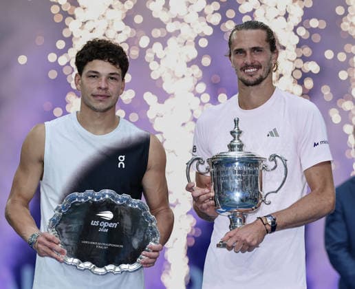 Finalist Ben Shelton und Sieger Alexander Zverev mit dem Pokal und Tennis Legende Jimmy Connors, Siegerehrung, Praesentation, US Open Championships, Billie Jean King National Tennis Center, Flushing Meadows, New York, USA . Copyright: xJuergenxHasenkopfx