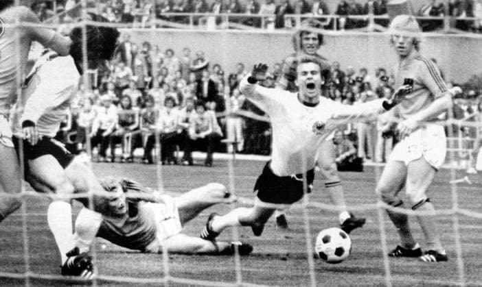 Fotboll, VM, Final, Västtyskland - Holland: Bernd Hölzenbein, Västtyskland fälls München Västtyskland Copyright: xRonnyxJohanssonx