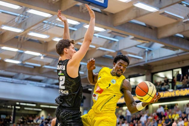 Patrick Cartier (MHP Riesen Ludwigsburg, 12) versucht hier den Block gegen Philip Alston (Kreisbau Kirchheim Knights, 01). Kreisbau Kirchheim Knights vs MHP Riesen Ludwigsburg, Basketball,Netto BBL Pokal, Pokalspiel, Saison 2026 2027, 13.09.2026, Kreisbau Kirchheim Knights vs MHP Riesen Ludwigsburg, Basketball,Netto BBL Pokal, Pokalspiel, Saison 2026 2027, 13.09.2026 Goeppingen Copyright: xEibner-Pressefoto DavidexDixGiovannix EP_DGI