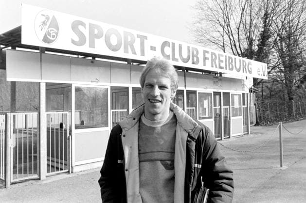 Fotboll, Freiburg: Benny Wendt utanför arenan. Freiburg Tyskland Copyright: xBildbyranx