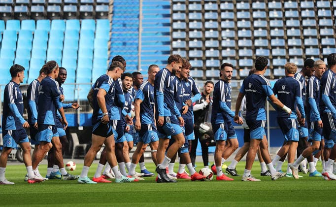 Fussball, Herren, Saison 2026 2027,1.Liga, Volksparkstadion, Hamburger SV , Oeffentliches Training 1. Training nach 4 Jahren Sperre, 44 HSV Mario Vuskovic DFL REGULATIONS PROHIBIT ANY USE OF PHOTOGRAPHS AS IMAGE SEQUENCES AND OR QUASI-VIDEO.