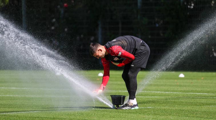 2026.09.15, Deutschland, Stuttgart, Fußball VfB Stuttgart Training, Fabian Bredlow macht sich seine Torwarthandschuhe nass