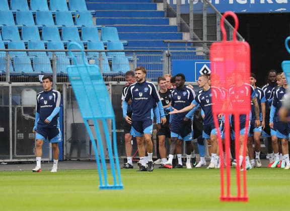 1. Training nach 4 Jahren Sperre, 44 HSV Mario Vuskovic Fussball, Herren, Saison 2026 2027,1.Liga, Volksparkstadion, Hamburger SV , Oeffentliches Training DFL REGULATIONS PROHIBIT ANY USE OF PHOTOGRAPHS AS IMAGE SEQUENCES AND OR QUASI-VIDEO.
