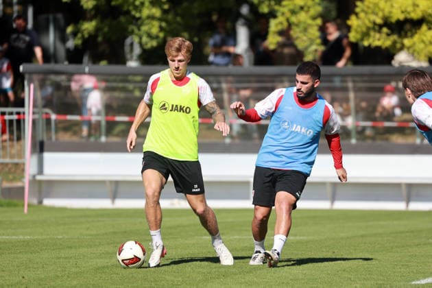 15.09.26 VfB Stuttgart Training Deutschland, Stuttgart, 15.09.2026, Fussball, Bundesliga, Saison 2026 2027, VfB Stuttgart Training: v.l. Finn Jeltsch, Deniz Undav.
