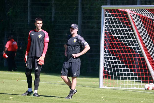 15.09.26 VfB Stuttgart Training Deutschland, Stuttgart, 15.09.2026, Fussball, Bundesliga, Saison 2026 2027, VfB Stuttgart Training: v.l. Fabian Bredlow, Sebastian Hoeneß (Trainer).